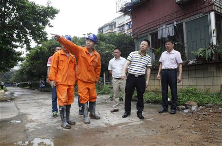 賴(lài)海標對“三供一業(yè)”分離移交工作進(jìn)行調研督導