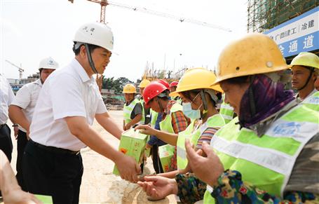 蒙勝益帶隊到柳江中醫(yī)醫(yī)院整體搬遷項目“送清涼”