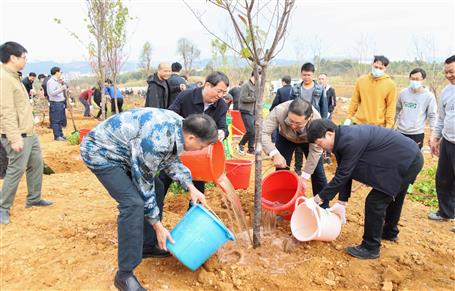 吳煒率隊(duì)到公司承建的項(xiàng)目舉行新春義務(wù)植樹(shù)活動(dòng)