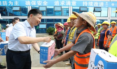 侯立林到冶建公司項(xiàng)目開展“送清涼”慰問